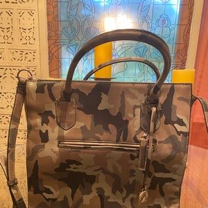GILI Bag in camo. Very cool, large bag, use for work every day, or a weekender.